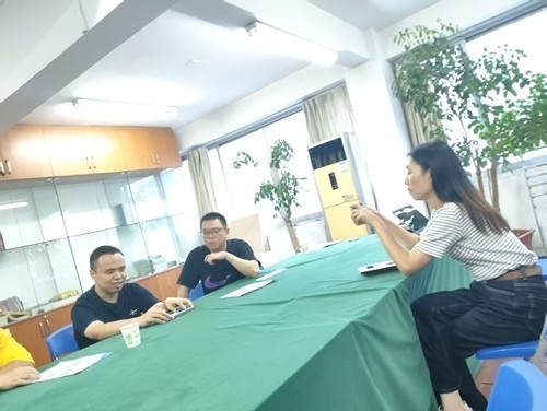 福州市盲协组织盲人体验便携式盲文电子阅读器