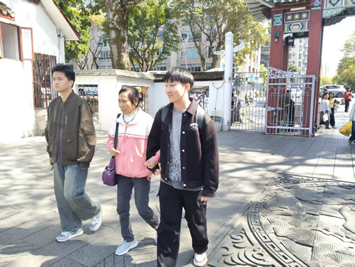 健步西湖   感受春意